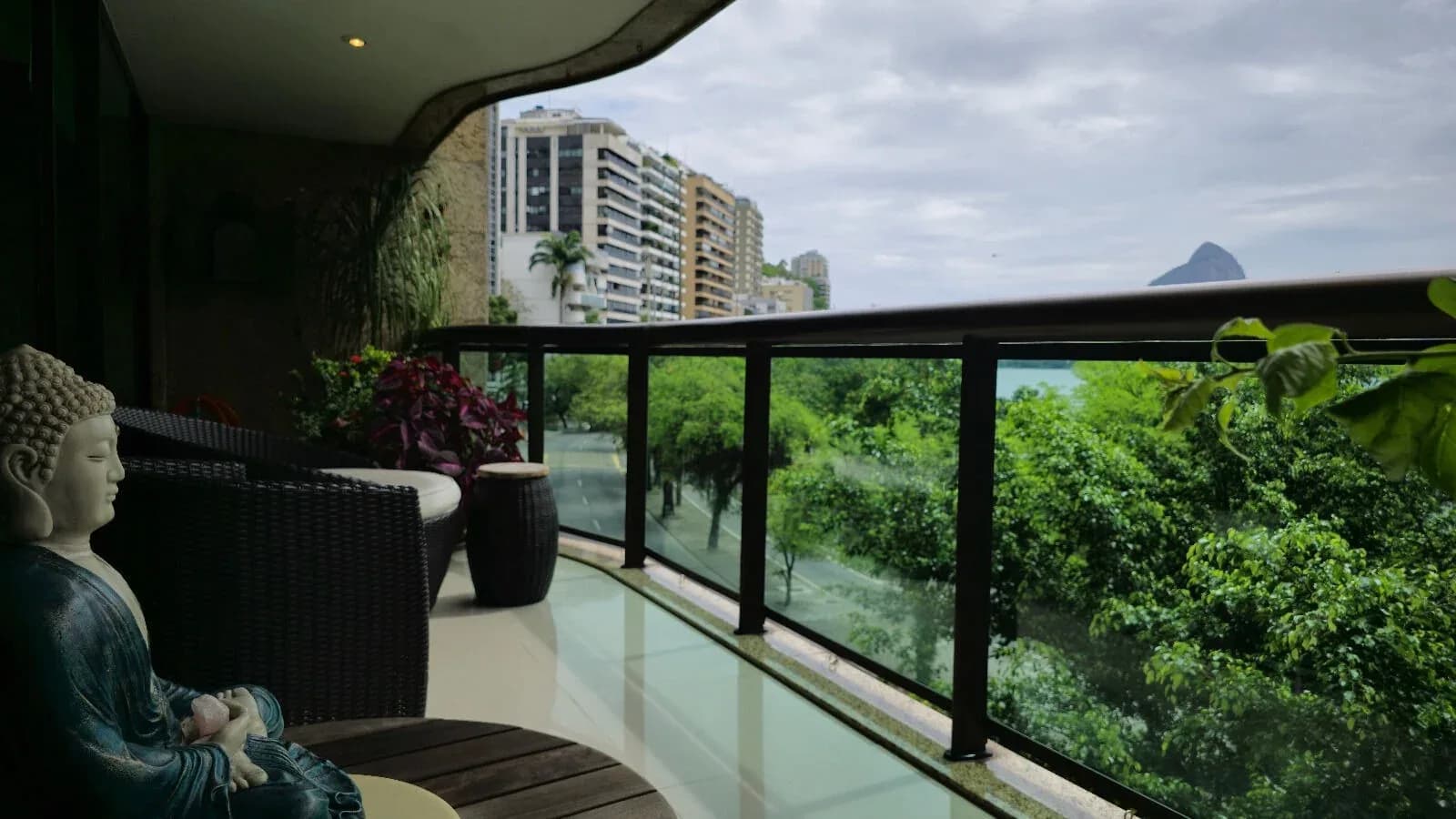 Apartamento na Lagoa 3 Suítes Avenida Epitácio Pessoa 160m2 — pronto para morar em Lagoa